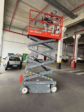 Plataforma Elevatória Trabalhando em Osasco